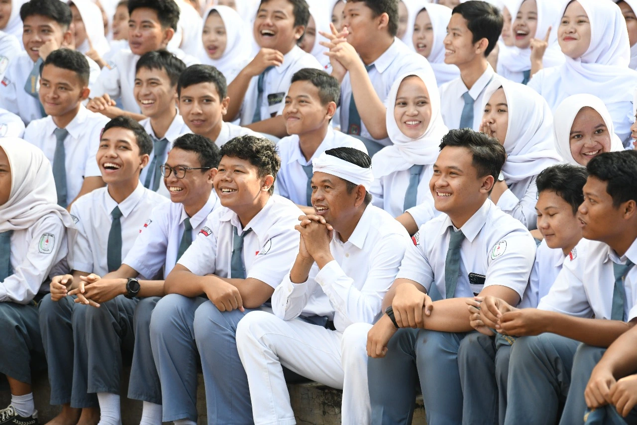 gubernur jabar duduk bersama siswa